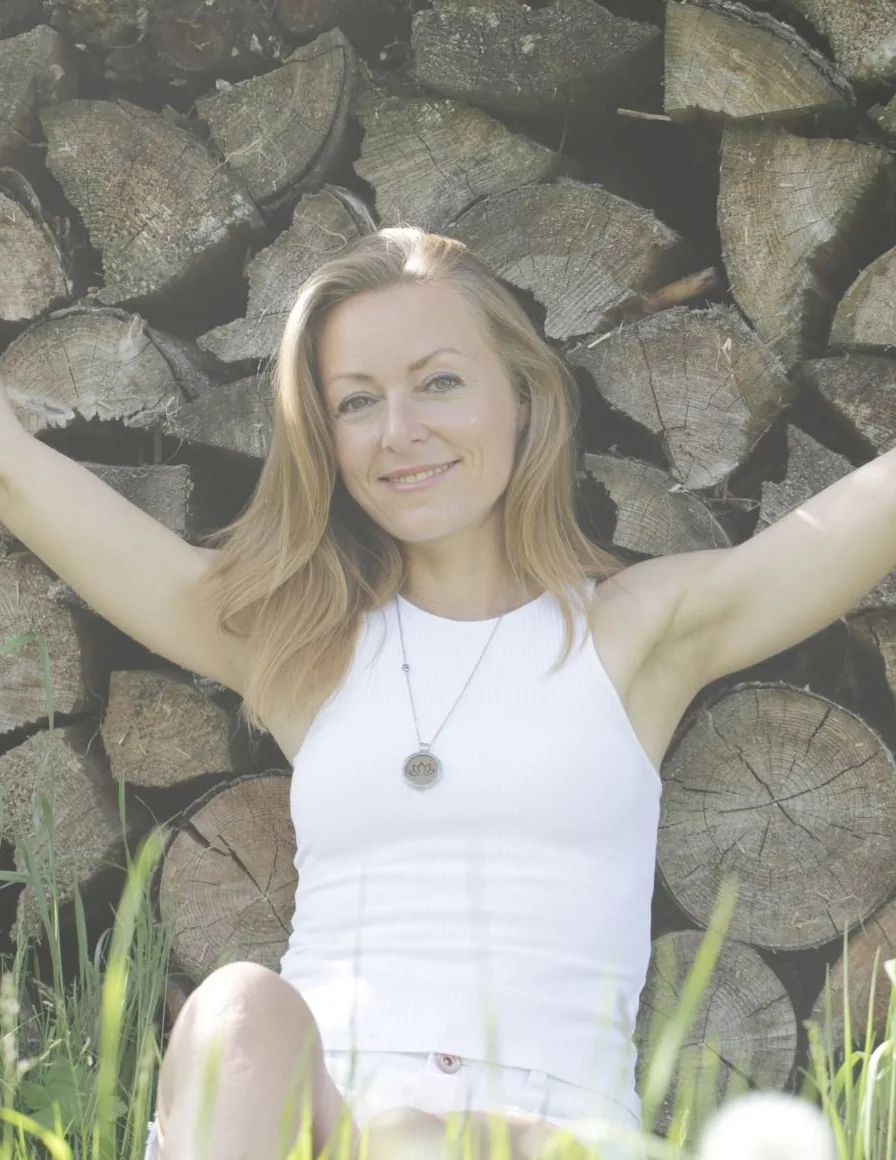 Susanne Sommer vor einem Holzstapel