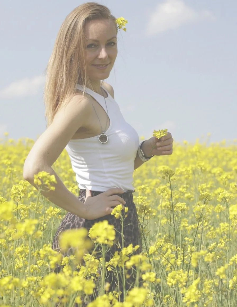 Susanne Sommer in einem blühenden Rapsfeld